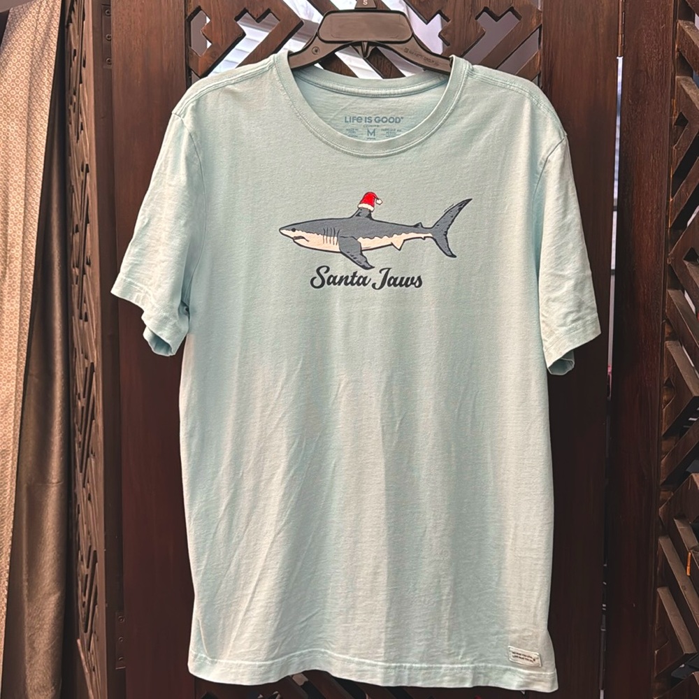 Life Is Good Christmas Jaws Shark men's medium crusher tee beach blue